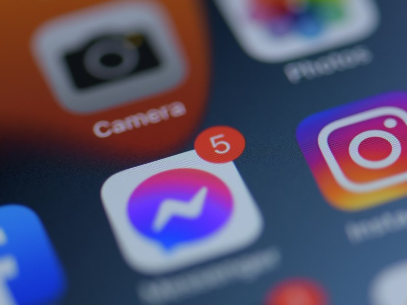 App icons, one of which is showing a notification